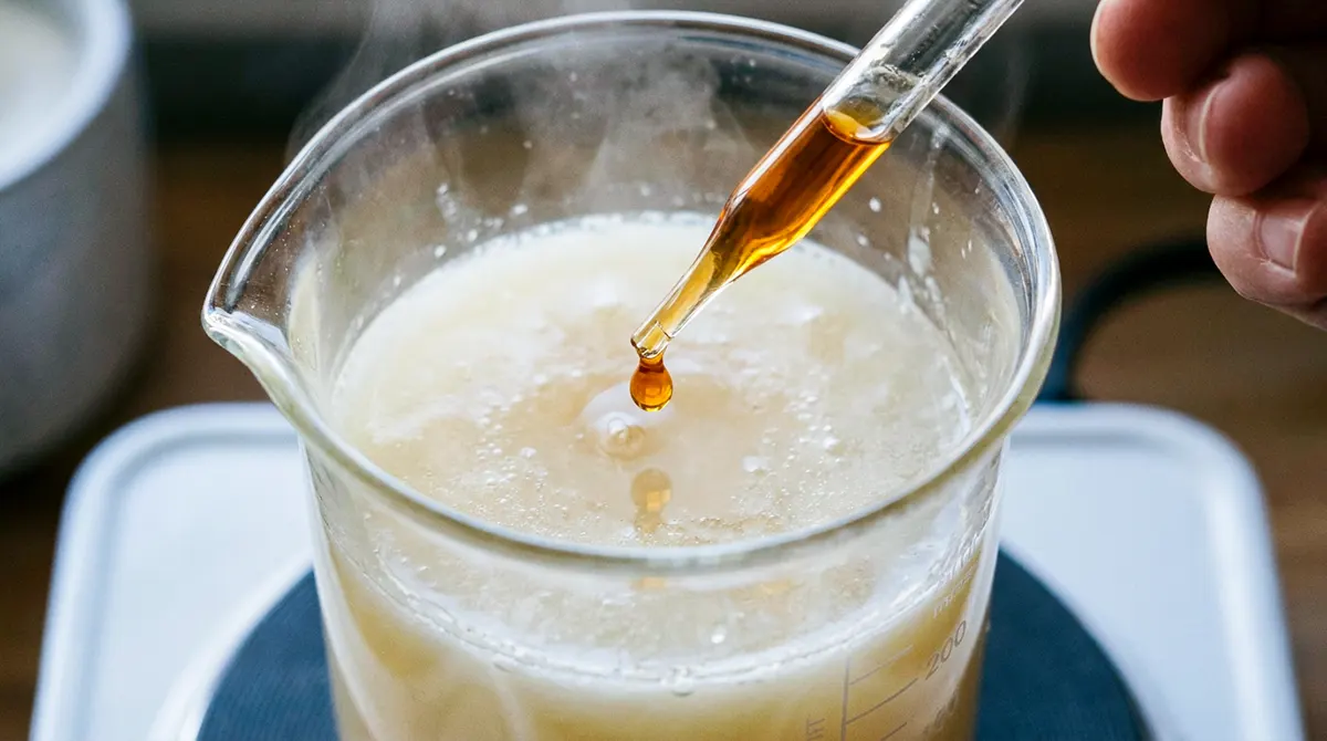 Pha tinh dầu thiên nhiên vào sáp nến