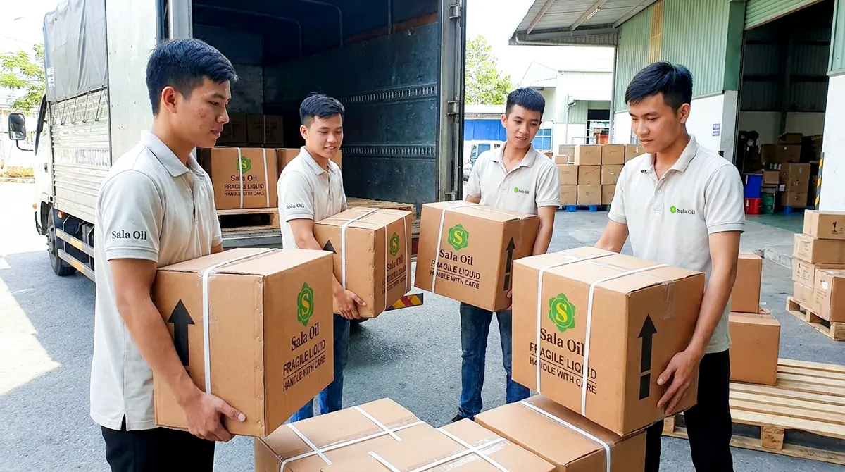 Đội ngũ Sala Oil vận chuyển phân phối tinh dầu số lượng lớn